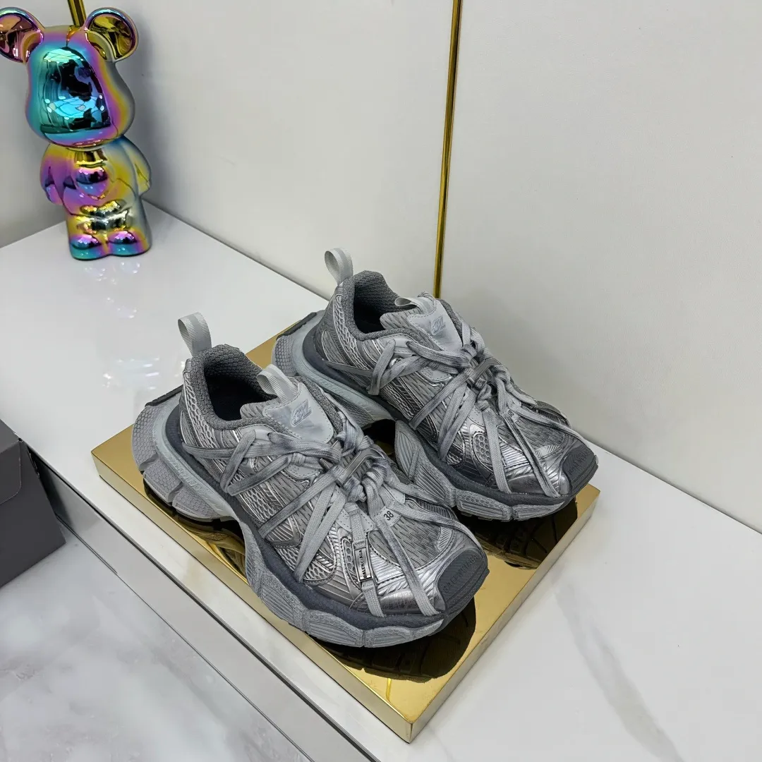 👟👟Ex-factory price 820👟👟 Balenciaga Balenciaga's latest popular 9th generation 3XL Sneaker Spider-Man series, couple's dad shoes, original purchase, development and production. Balenciaga 3XL Sneaker's overall shoe shape draws on the creative ideas of Balenciaga Track and Balenciaga Runner. It is equivalent to removing the outer frame of the Track shoe body while inheriting the streamlined shape and shape of the Runner. Track flat toe, new color matching, the entire shoe body is integrated into the spider binding shoelace design decoration, the exaggerated shape is more prominent. Fabric: original customized imported technical fabric + mesh inner lining: original customized breathable mesh lining. Outsole: original molded 5-layer ultra-light MD combination rubber sole. Bottom thickness: 5CM. Size: 35-45. Original packaging.